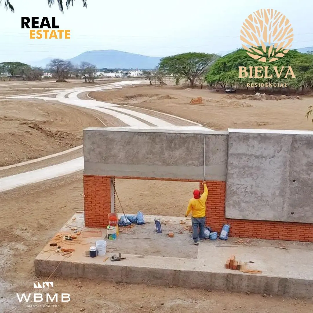 Construcción del muro de acceso de Bielva