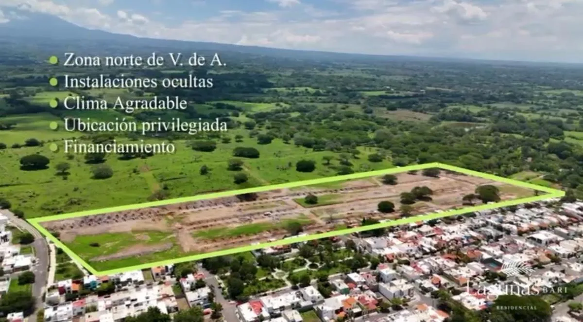 Vista aérea del terreno de Lagunas Bari junto a las casas de la zona norte de Villa de Álvarez