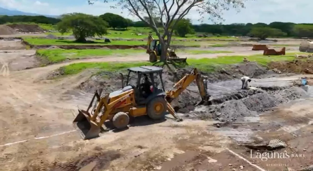 Maquinaria trabajando en el terreno de Lagunas Bari